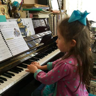 child-using-piano