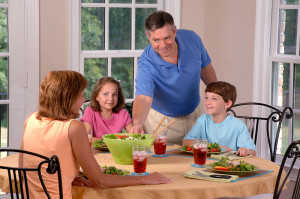 800px-Family_eating_lunch_(2)