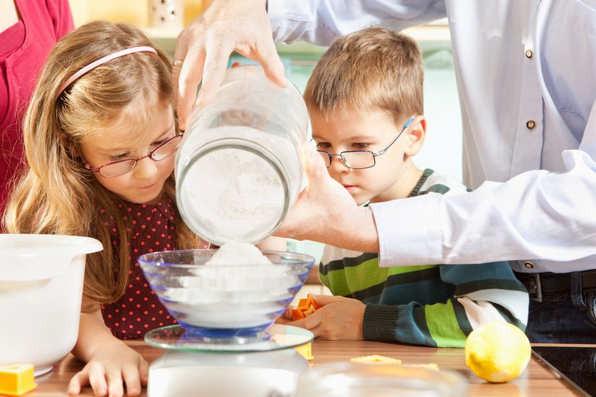 Kids measure ingredients - Photo Steiner Wolfgang -Shutterstock