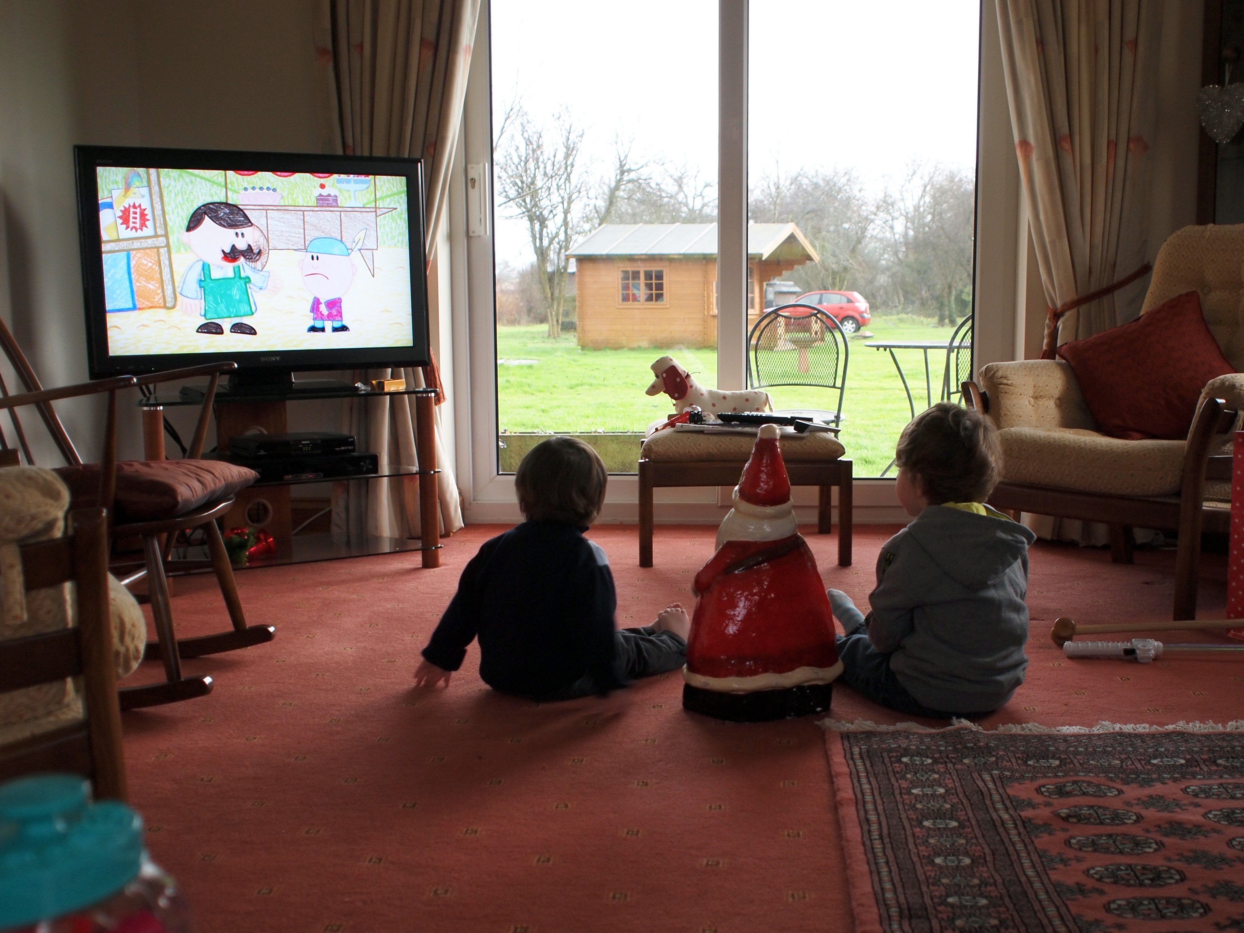 Children-Watching-TV-Wikimedia Children-Watching-TV-Wikimedia