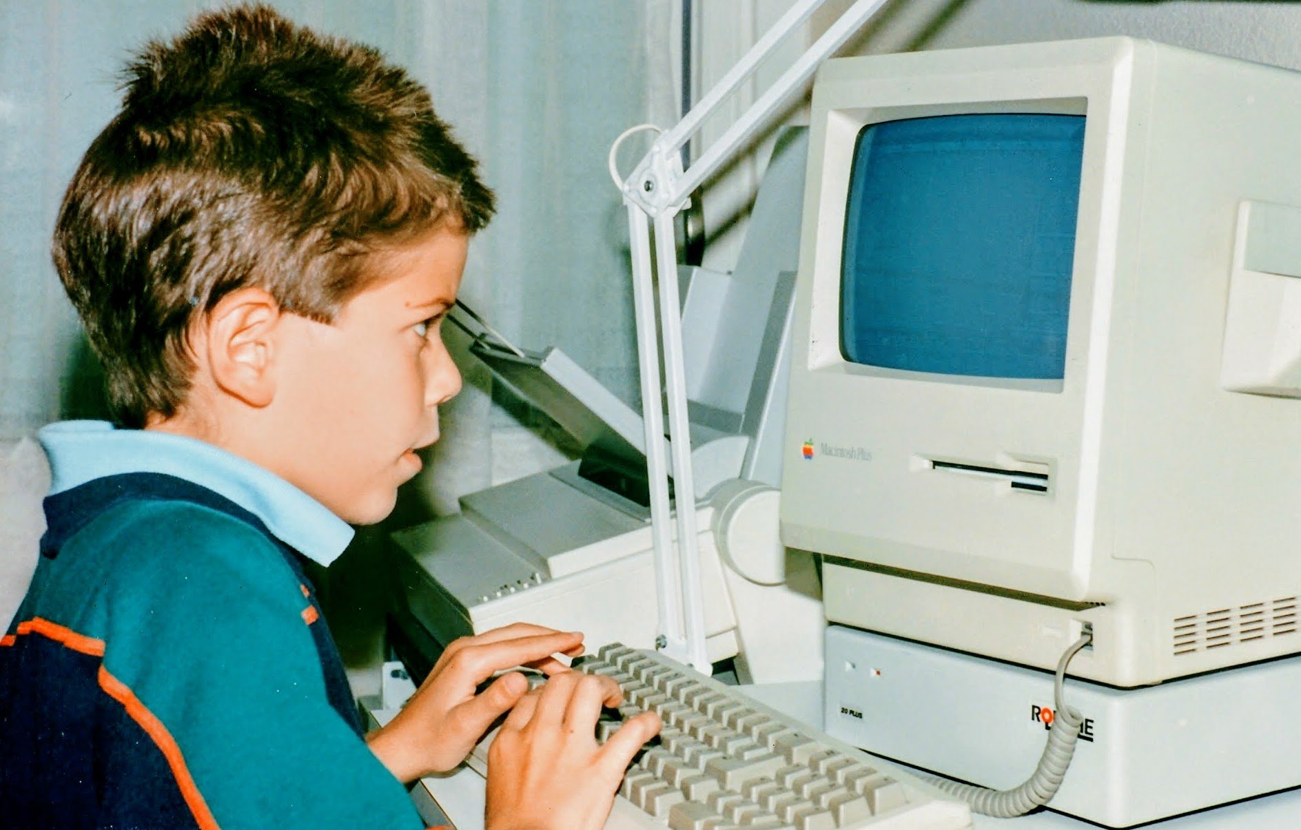 Alan%20using%20the%20family%20Macintosh%20Plus,%20circa%201986%20%28ChildUp.com%29
