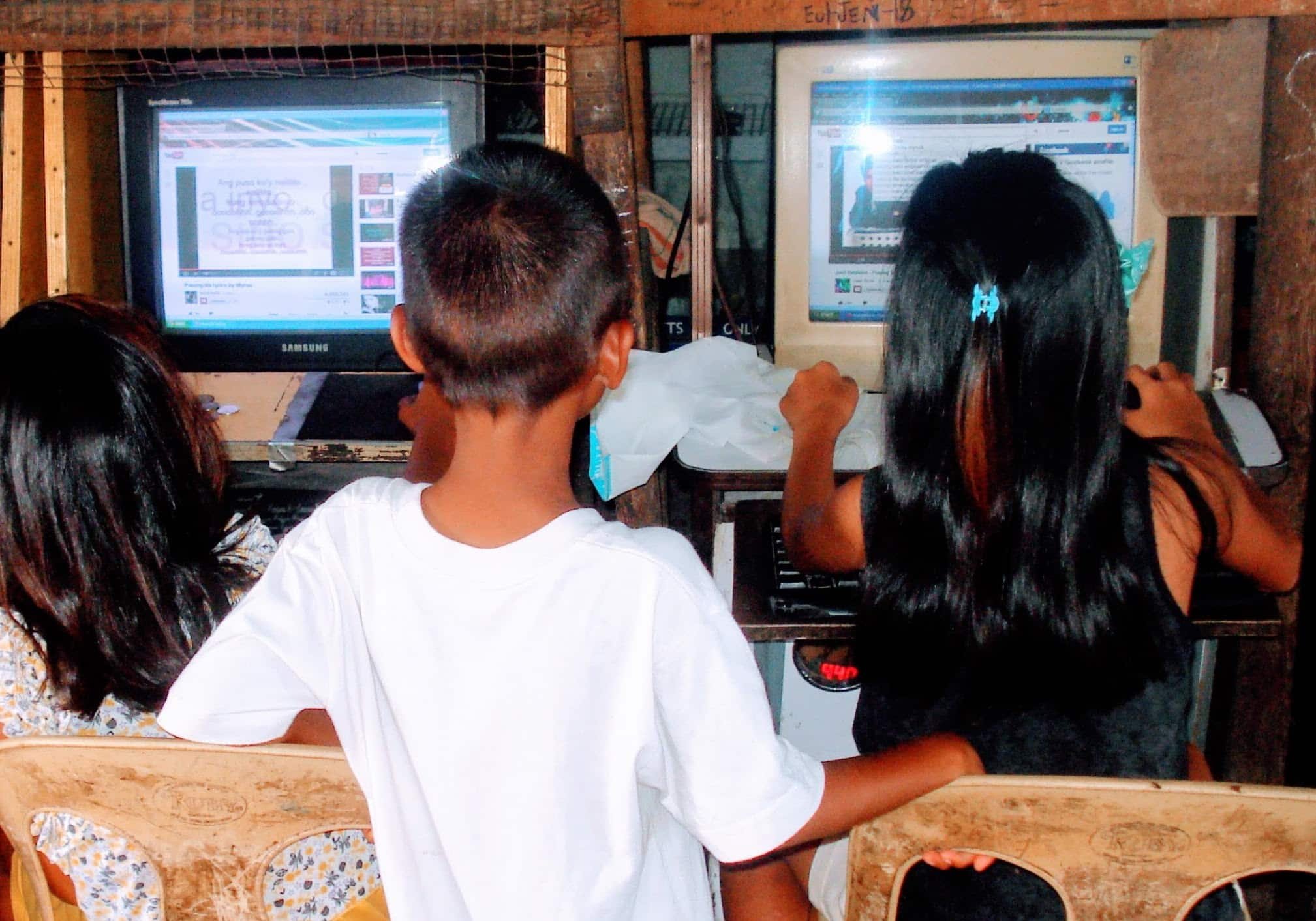 Screen%20time%20is%20universal%20Children%20playing%20in%20Cebu%20City,%20Philippines%20%28ChildUp.com%29 Screen%20time%20is%20universal%20Children%20playing%20in%20Cebu%20City,%20Philippines%20%28ChildUp.com%29
