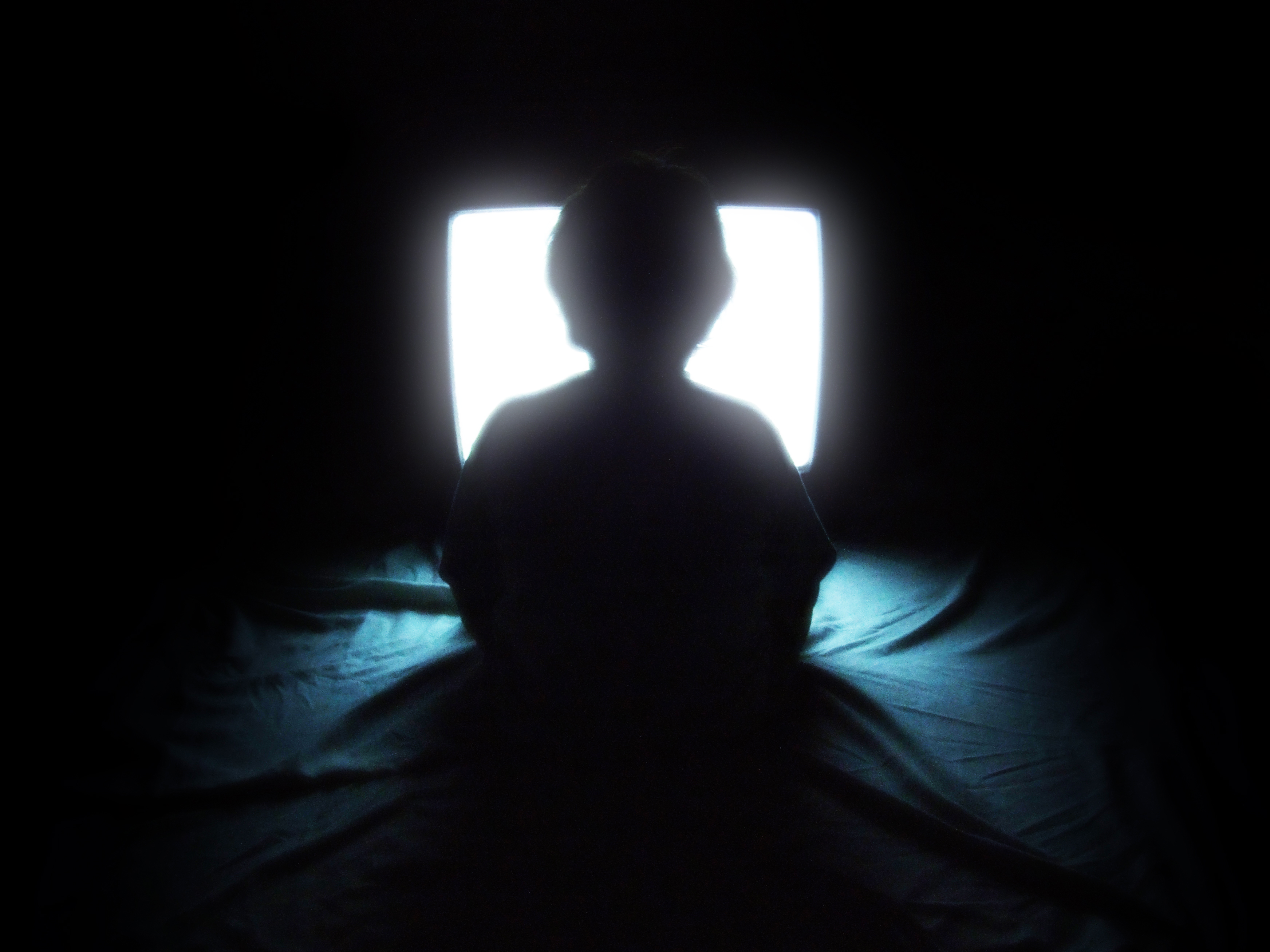 A-child-watching-TV-WikimediaCommons A-child-watching-TV-WikimediaCommons